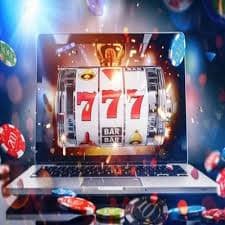 Suasana pertandingan sepak bola Liga 1 Indonesia yang penuh semangat
